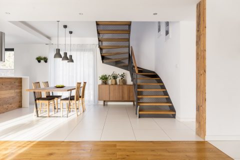À la fois pratique est original, l’escalier avec palier de repos permet de répondre à de nombreuses exigences et contraintes techniques.